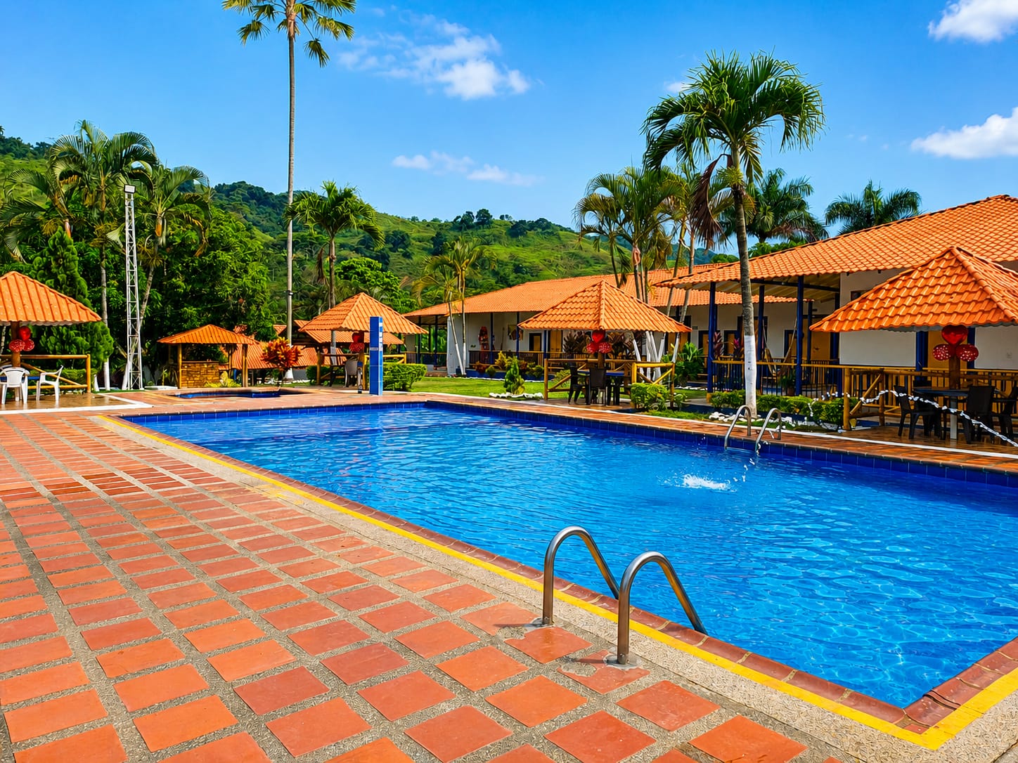 Piscina de la Finca Loma Bonita con aguas cristalinas